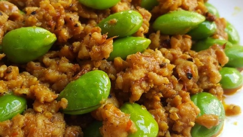 ผัดเผ็ดสะตอกับไก่สับ อาหารภาคใต้