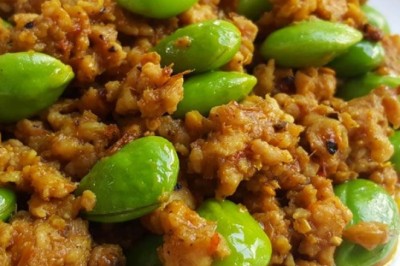 ผัดเผ็ดสะตอกับไก่สับ อาหารภาคใต้