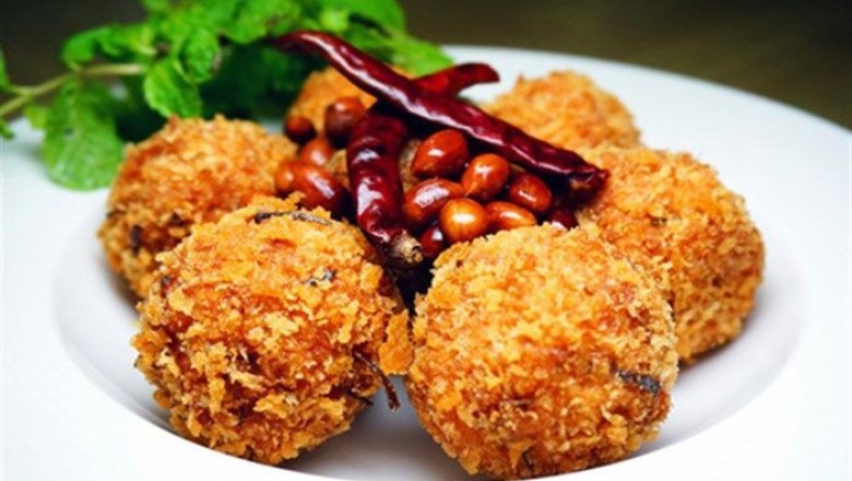 ยำข้าวทอดแหนมคลุก อาหารจานเดียว