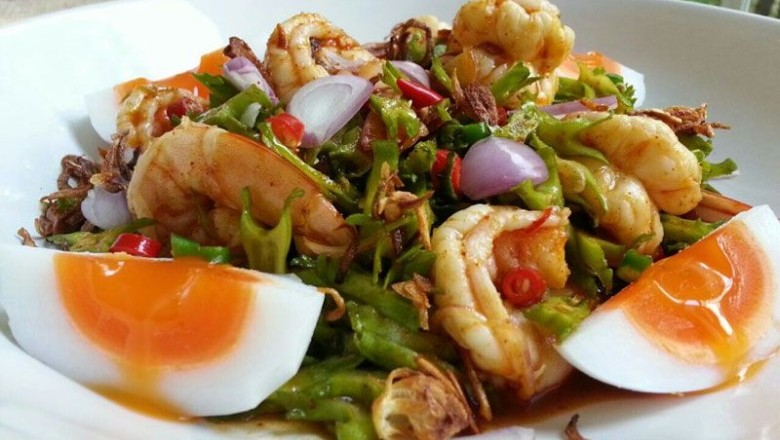 ยำถั่วพูน้ำพริกเผากับไข่ต้ม อาหารจานเดียว