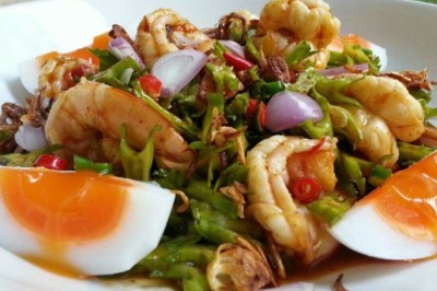 ยำถั่วพูน้ำพริกเผากับไข่ต้ม อาหารจานเดียว