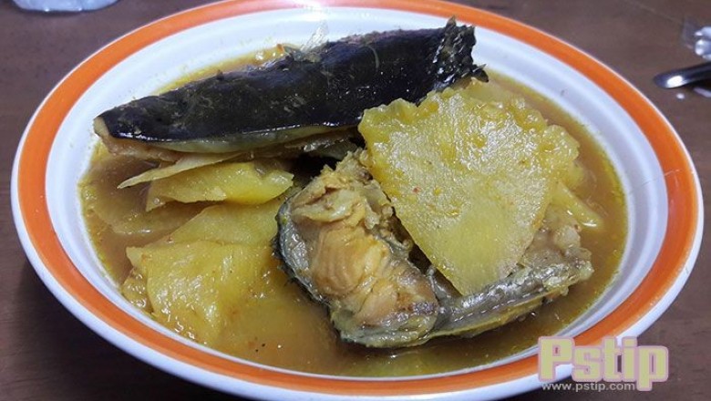 แกงส้มหัวปลาแซลมอนกับสับปะรด อาหารภาคใต้