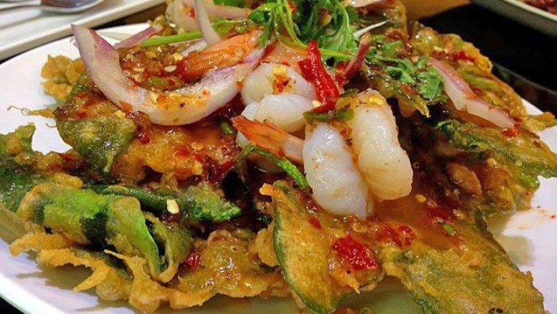 ยำผักบุ้งกรอบกุ้งสด อาหารจานเดียว