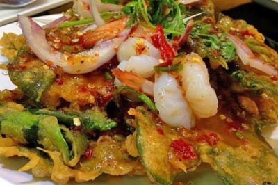 ยำผักบุ้งกรอบกุ้งสด อาหารจานเดียว