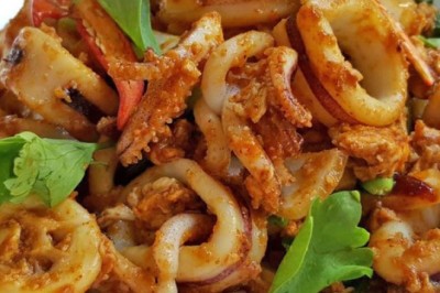 ปลาหมึกผัดผงกระหรี่ อาหารจานเดียว