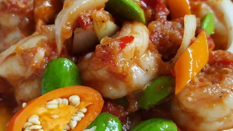 ผัดกะปิใส่สะตอกับกุ้ง อาหารจานเดียว