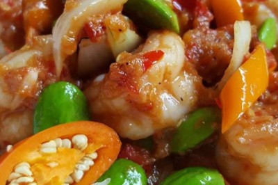 ผัดกะปิใส่สะตอกับกุ้ง อาหารจานเดียว