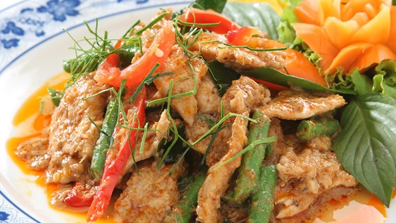 ผัดพริกแกงไก่ อาหารจานเดียว