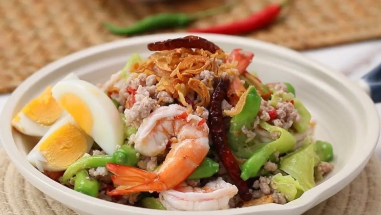 ยำดอกแคกุ้งสด อาหารจานเดียว