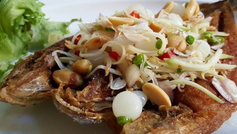 ปลาสำลีทอดราดยำมะม่วง อาหารจานเดียว