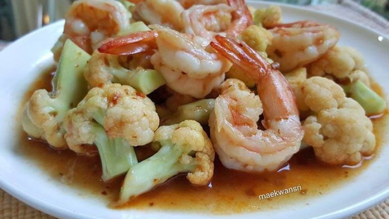 ผัดดอกกะหล่ำใส่กุ้ง อาหารจานเดียว