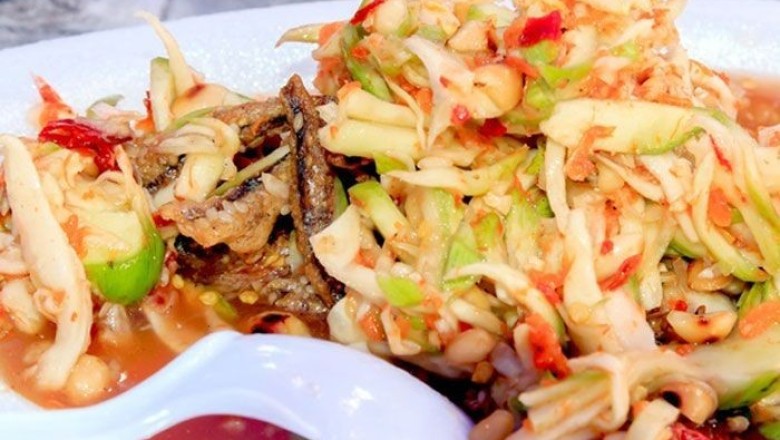 ยำมะม่วงปลากรอบ อาหารจานเดียว