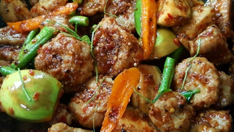 ผัดเผ็ดลูกชิ้นปลากราย อาหารจานเดียว