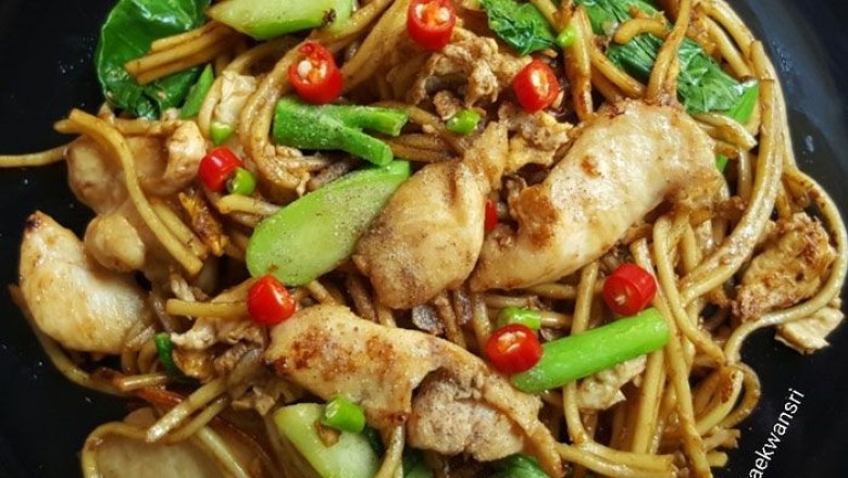 ผัดซีอิ๊วหมี่เหลือง อาหารจานเดียว