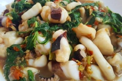 ผัดกะเพราหนวดปลาหมึก อาหารจานเดียว