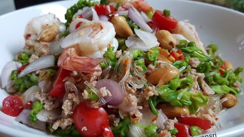 ยำวุ้นเส้นใส่ดอกขจร อาหารจานเดียว