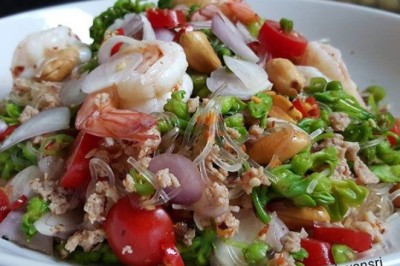 ยำวุ้นเส้นใส่ดอกขจร อาหารจานเดียว