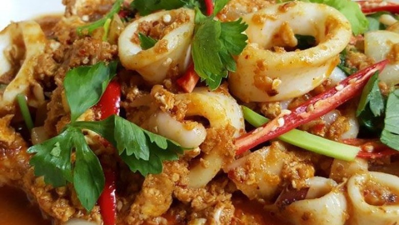 ปลาหมึกผัดผงกะหรี่นมสด อาหารจานเดียว