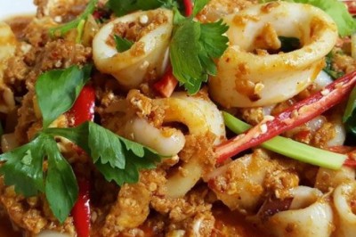 ปลาหมึกผัดผงกะหรี่นมสด อาหารจานเดียว