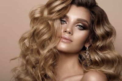 ผมสีน้ำตาลเปล่งประกาย