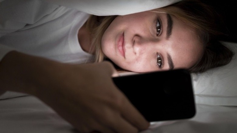 อันตราย!เล่นมือถือตอนกลางคืน ตาอาจเสียได้