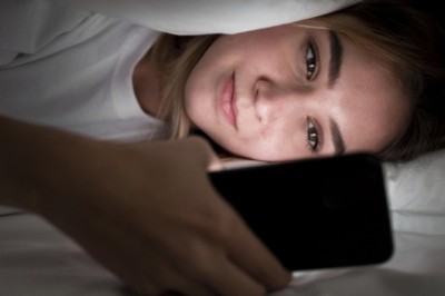 อันตราย!เล่นมือถือตอนกลางคืน ตาอาจเสียได้