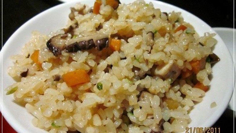 ข้าวผัดกระเทียมเห็ดหอม อาหารจานเดียว