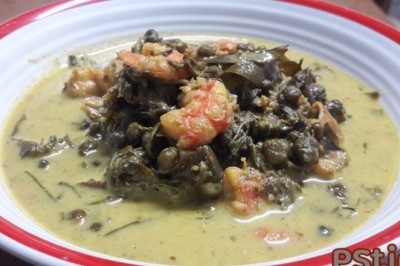 แกงกะทิดอกขี้เหล็กกับกุ้ง  อาหารภาคใต้