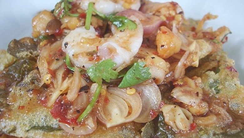 ยำผักบุ้งทอดกรอบใส่กุ้งสด อาหารเพื่อสุขภาพ