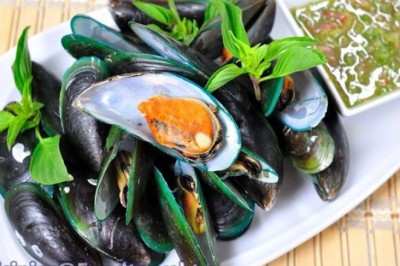 หอยแมลงภู่อบใบโหระพา อาหารจานเดียว